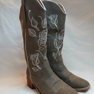 Mikarka Women's cowboy boots in size 5.5  embroidered southern style